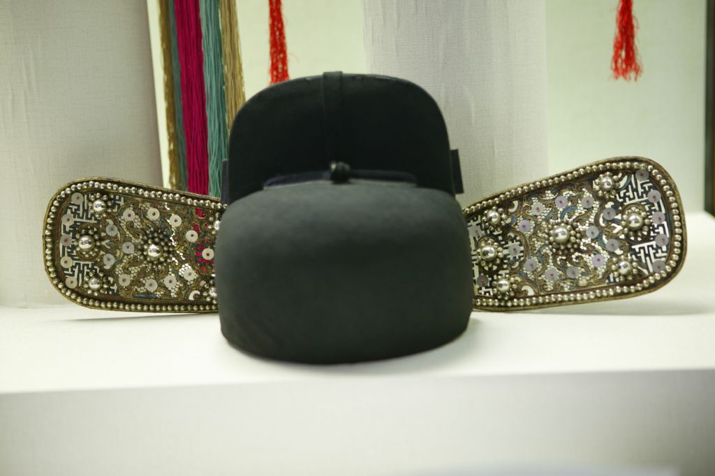 忠纱帽亦称乌纱帽,剧中古代官员的帽子.